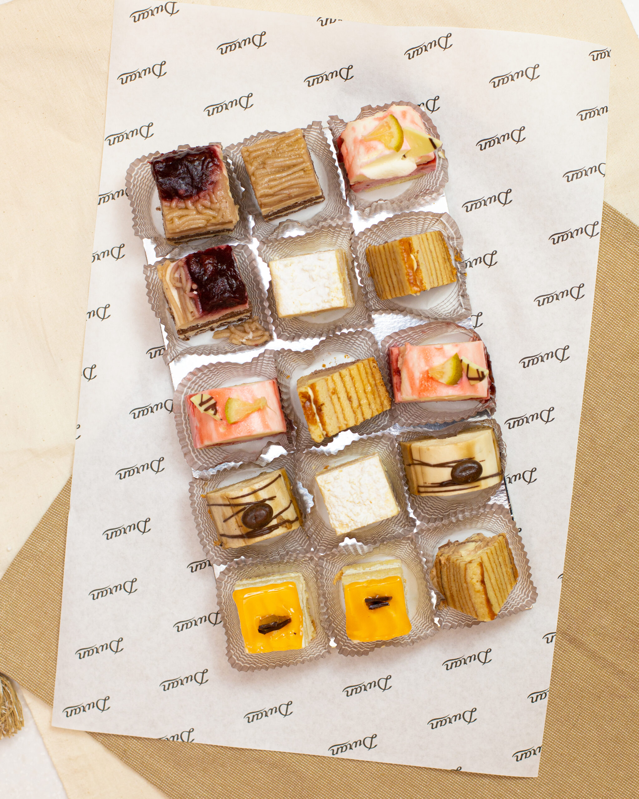 One-dish_Duran_Petit-Four Petits fours 15 Stück